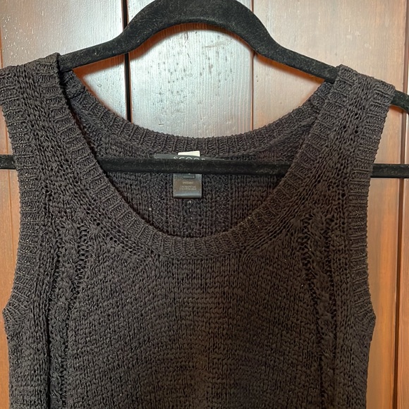 Scoop NYC sleeveless fringed knit sweater in black - Picture 4 of 11